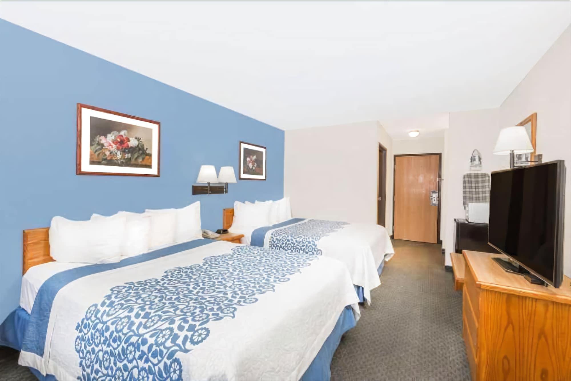 Baymont By Wyndham Kearney Motel Exterior photo